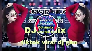 মেডাম নাচে নাচে ডোলে কোমর