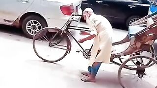 ৯০ বছর বয়সী রিক্সা চালক
