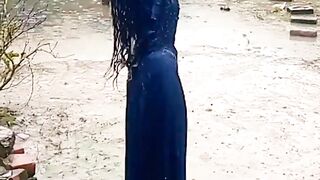 বৃষ্টিতে ভিজে গোসল করার মজা