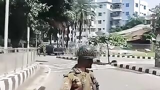 ই খুনীকে ছাত্র-জনতা পাথর ও জুতা ছুঁড়ে বিদায় জানিয়েছিল।