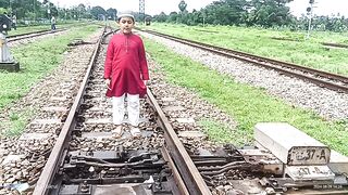 কিভাবে রেললাইন পার হতে হয় আপনার সন্তান কে শিক্ষাদিবেন
