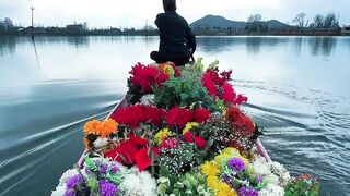 ফুলগুলো কাকে দিতে চান?