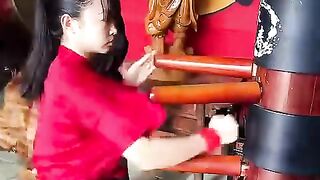 小女孩练习打木桩，动作铿锵，攻势如龙！#HuangyanMartialArts_#Kungfu_#martialarts__#China_#Fujian(480p).