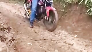 বন্ধু যখন নতুন গাড়ি চালানো শেখে