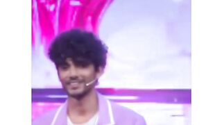 Don't miss this guy's inframe @kaifikhalilmusic 2nd video @ for best singing content