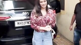 Shraddha Kapoor Cutely Poses For paps as spotted #shraddhakapoor #short #shorts #trending #viral #bollywood #viralshorts