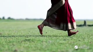 Tati - Gayer Bodhu Ghate Jay Lal Sharee Pindia Gay