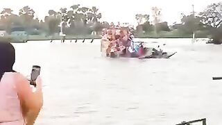 এ কি দূর্ঘটনা হল মাঝ নদিতে