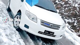 Snow fall may gari kharab hogai