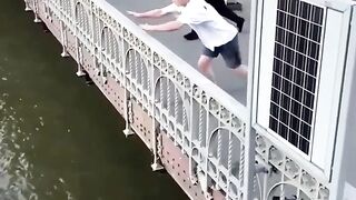 ওই পাড়াইতে বন্ধুর বাড়ি মাঝানাতে নদী