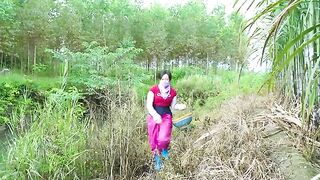 Unbelievable! Girl Stumbles Upon Giant Golden Clam Overflowing with Golden Pearls