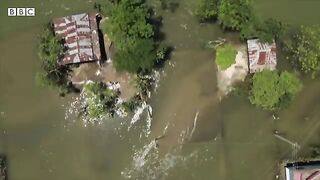 Bangladesh flooding survivors describe their swim to escape - BBC News