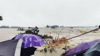 বন‍্যায় মানুষের কি অবস্থা,আল্লাহ সবাকে সহায্য করেন