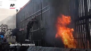 Thousands try to storm parliament in Indonesia to protest changes to election law