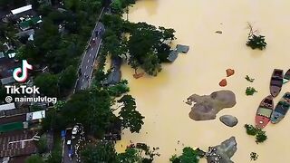 চতুরদিকে পানি আর পানি
