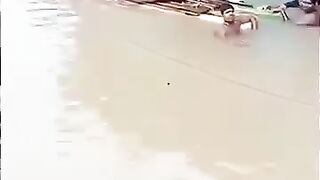 দেখেন মানুষটা মারা গেছে।  কবর দিতে পারছে না