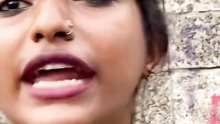 এই মেয়েটা পুলিশকে গ্যালারিতে ফেললো বুঝছেন সবাই