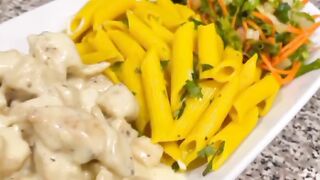 Нежная сливочная курочка с макарошками и с очень вкусным салатом