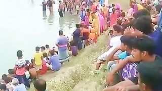 পুকুরে চারপাশে হাজার হাজার মানুষ