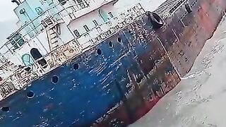 সামুদ্রিক ঝড়ে জাহাজের কি অবস্থা হয় দেখুন