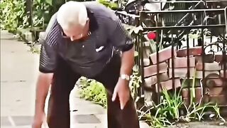 সাহায্য করতে গিয়ে ভয় পেলো_????????????