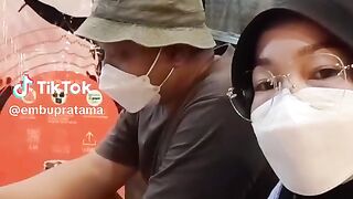 Udah tua jalan selalu berdua
