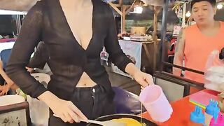 Lao Street Food [ Omelette] Most  & Beautiful Omelette Lady in Laos ????????