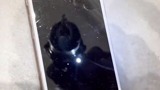 Ломаю айфон своей жены! ????