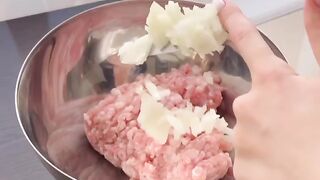 Фрикадельки в сметанном соусе