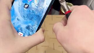 Кусачками ломаю телефон ????????
