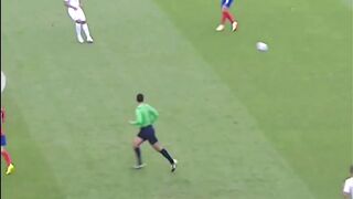 Fodbaal long over ball
