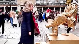 Who_says_Goldman_Statue_is_not_getting_kisses_at_work_????_#performer_#livingstatue_#