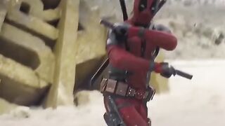 Wolverine_beats_up_deadpool_