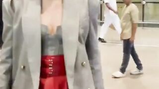 Sonam Kapoor's Stylish entrance at the Airport #sonamkapoor #shorts #viral #youtubeshorts #trending #shortvideo #ytshorts