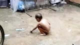 بارش میں بے بی