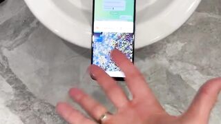 Кинул телефон в туалет!