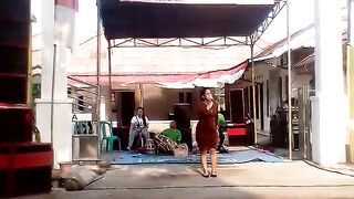 Artis Menghibur Masyarakat di Pinggir Jalan
