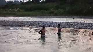 Pemandian sungai dangkal