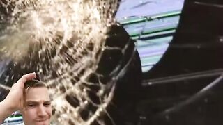 И ради этого он разбил свой телефон!