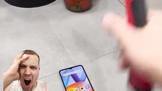 Зачем он разбивает телефоны