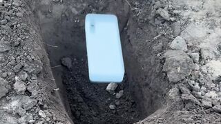 Зарыл телефон в землю!