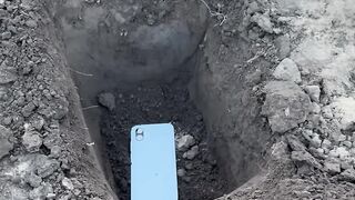 Закопал свой телефон!