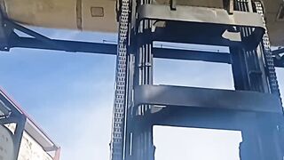 Kegiatan bongkar muat disuatu tempat depo container