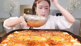 ASMR ramen 8 bungkus dan telur 8 butir