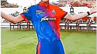Shahrukh Khan pose #srk #shortsviral #trendingshorts #kingkhan #ytshorts