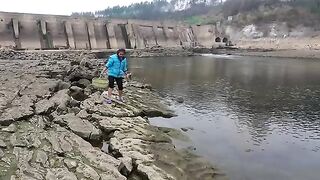 A Girl's Bold Adventure: Opening a Clam to Uncover Beautiful Pearls!