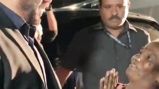 Salman Khan wins hearts with his humble interaction with an elderly fan #salmankhan #short #youtubeshort #shorts #trending #viral #shortvideo