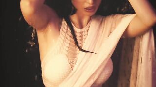 Awesome Girl Flaunts Her Body