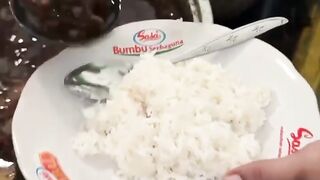 Cooking rice rawon