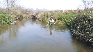 Discovering Strange Creatures While Pearl Hunting: Tentacles, Four Feet, and No Fear!